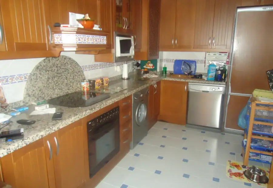 Venta de casa adosada de dos plantas en zona residencial en Manzanares