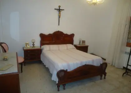 Venta de casa en planta baja de cuatro dormitorios con patio y terraza en Manzanares