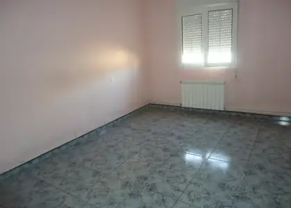 Venta de casa espaciosa, luminosa, con cinco dormitorios y local planta baja en Manzanares