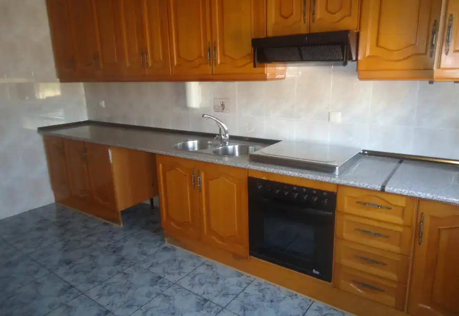 Venta de casa espaciosa, luminosa, con cinco dormitorios y local planta baja en Manzanares