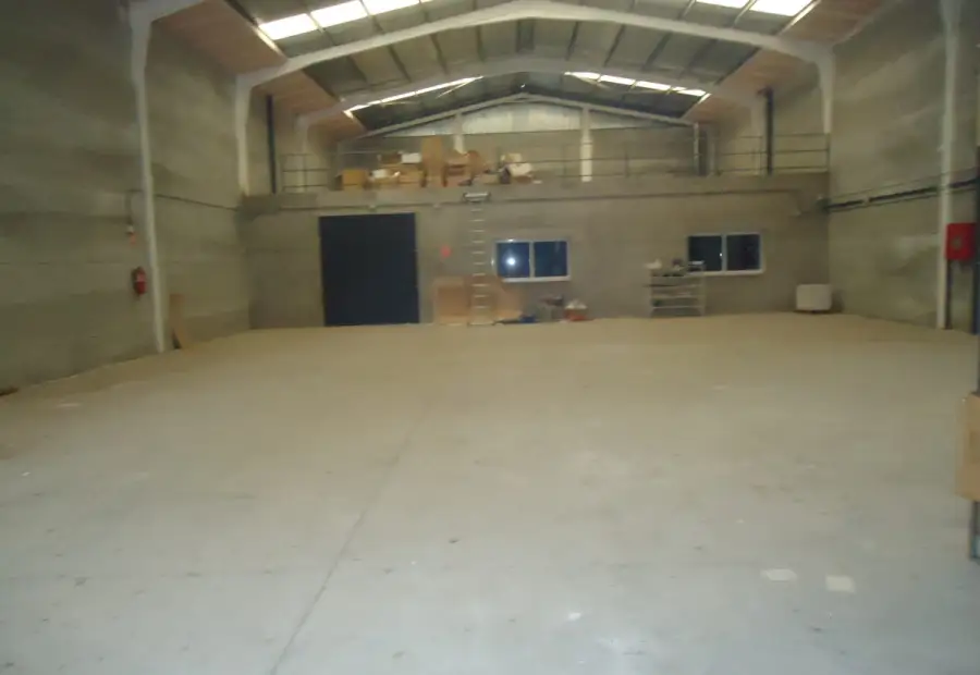 Venta de nave industrial de cuatrocientos sesenta metros en Manzanares