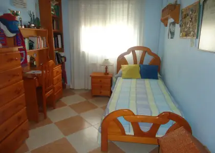 Venta de piso de cuatro dormitorios con cochera cerrada en el centro en Manzanares