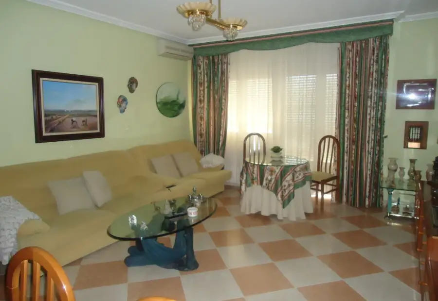 Venta de piso de cuatro dormitorios con cochera cerrada en el centro en Manzanares