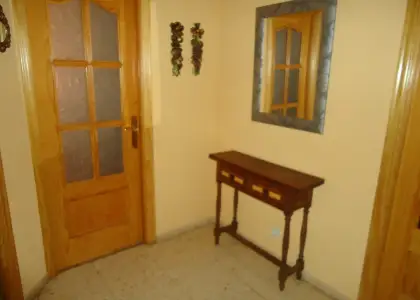 Venta de piso de cuatro dormitorios con patio en zona residencial en Manzanares