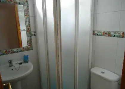 Venta de piso de cuatro dormitorios y dos baños centrico, con cochera cerrada en Manzanares