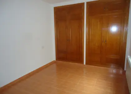 Venta de piso de cuatro dormitorios y dos baños centrico, con cochera cerrada en Manzanares