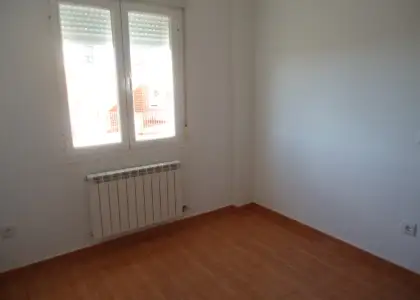 Venta de piso de cuatro dormitorios y dos baños centrico, con cochera cerrada en Manzanares