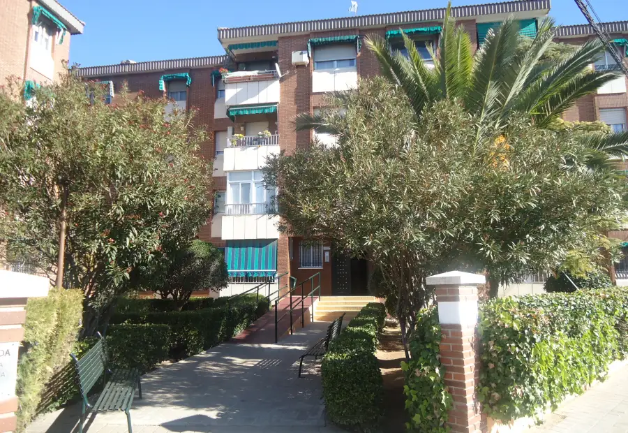 Venta de piso de cuatro dormitorios y dos cuartos de baño y Plaza de Garaje Zona Residencial los Alamos en Manzanares