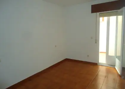 Venta de piso de tres dormitorios cercano al centro en Manzanares