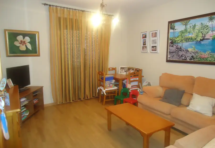 Venta de piso de tres dormitorios con garaje y trastero en zona residencial en Manzanares